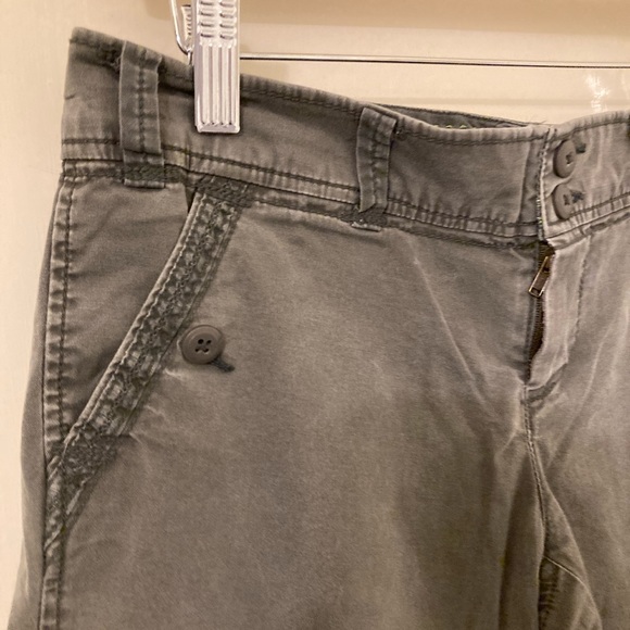 American Eagle Capris. Double Button Waist Button Pockets. Gray Size 4. Shorts - Picture 3 of 8